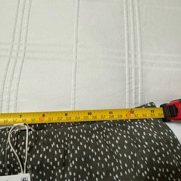 Midi skirt small Nordstrom Rack. Army/Ivory Random Dot. NWT - Picture 4 of 10